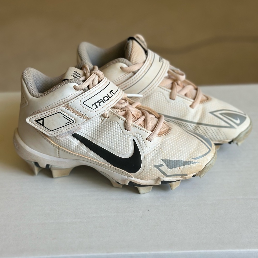 NIKE - KIDS - BASEBALL - SOFTBALL - TROUT FASTFLEX - SIZE 13C - CLEATS - WHITE
